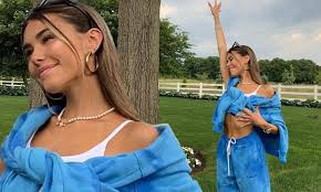Posted to celebrities on july 22, 2018. Madison Beer Flaunts Taut Tummy In I Am Gia Sweats While Visiting Her Mother S Long Island Home Daily Mail Online