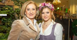 She is married to andreas mikl. Debutierende Polit Tochter Und Weidmannswalzer Leadersnet