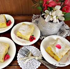 Mai intai amestecati iaurtul cu zahar si esenta de vanilie. Cea Mai Simpla Prajitura Din Foi De Placinta Cu Iaurt Si Stafide