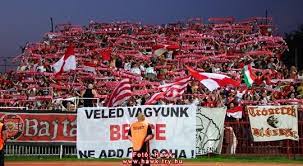 De jó újra hallani zúg a hajrá vidi újra kéklő a sóstói ég futball lázban ég a nép egy ország búcsút int felénk velünk párizsba száguld a gép szálljon a dal most az ég felé sóstó felett újra felragyog a fény zsúfolt az a és a b közép óriási most újra a tét szálljon a dal most az ég felé sóstó felett újra felragyog a fény zsúfolt az a és a b közép. Dvtk Ujpest 27 07 2012