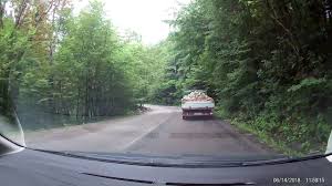Cascada este situată pe marginea drumului dn 57b de unde o poți vedea fără a plăti vreo taxă, dar dacă vrei să o vezi mai de aproape trebuie să plătești o taxă de 5 lei, în această taxă intrând și vizitarea aitor două obiective turistice izbucul bigăr și grota bigăr, aflate la 10 minute de mers pe jos de. Cascada Bigar Oravita Iunie 2018 Dn57b Youtube