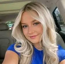 Holly Kelly's Instagram, Twitter & Facebook