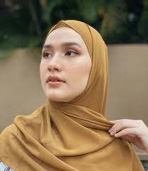 Selain itu, warna coklat juga erat kaitannya dengan karakteristik atau kepribadian seseorang yang menjadikan warna coklat sebagai warna favoritnya. 5 Warna Hijab Yang Cocok Untuk Kulit Kuning Langsat Cantik