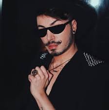 Página lixo que faz post lixo pra você compartilhar