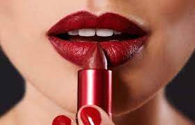 Kalau kamu bingung mencari lipstik berwarna natural, coba lihat 15 rekomendasi di bawah ini: 10 Merk Lipstik Warna Merah Terbaik Untuk Riasan Sempurna