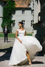 Sunny gzsz hochzeitskleid so schon war ihr hochzeitskleid tom beck und chryssanthi kavazi gzsz hochzeits drama braut sunny am boden zerstort promiflash de Junge Sexy Frau Oder Madchen Braut Mit Make Up Auf Hubsches Gesicht Und Hochzeitskleid Im Haar Spielen Mit Weissen Kleid Am Sonnigen Sommer Im Freien Lizenzfreie Fotos Bilder Und Stock Fotografie Image 65082829