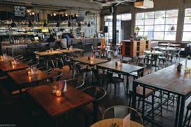 Selain menikmati live music, holywings menyajikan sajian chicken wings yang lezat dan beberapa snack lain untuk menemanimu. 9 Restoran Dan Bar Dengan Live Music Di Jakarta Selatan Flokq Blog