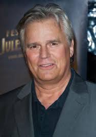 Il est ainsi la guest star du 17e épisode de la 17e saison de la série, notre homer qui êtes un dieu (kiss kiss, bang bangalore), où il prête sa voix pour. Richard Dean Anderson Premiere Fr
