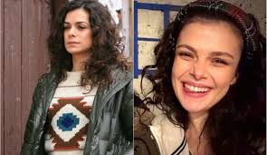 İlkokul ve ortaokulu i̇stanbul'da okudu. Sinem Uysal Ve Ozge Ozpirincci Yi Birbirine Benzettiler Sosyal Medya Ikiye Bolundu Magazin Haberleri