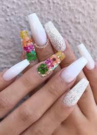 Dried flowers for resin jewelry are placed. Dried Flower Nail Designs