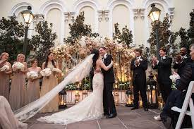 Unique Weddings In New Orleans Board Of Trade New Orleans Abby Dave Destination Weddings The Kiss New Orleans Wedding Online Wedding Planner Wedding