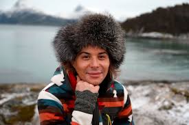 Han har skrevet boka:fra tysfjord til tigerstaden!. Kjendis Tromso Erlend Elias Har Fatt Seg Jobb I Tromso