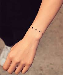 When it comes to get an armband tattoo you could choose to do it at different parts of your arm as with any other kind of tattoos, you'll find that an armband tattoo can fulfill your expectations of any. Tattoo Am Handgelenk 37 Motive Ideen Und Bedeutung 2019