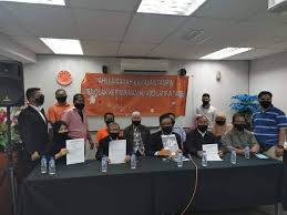 Katanya, ini kerana dua kerusi parti amanah negara yang juga parti serpihan pas dimenangi atas tiket pas yang berkemungkinan akan mudah diambil oleh calon pas borang permohonan keahlian tersebut telah diserahkan oleh bekas setiausaha pas cawangan kampung perik, omar mohd noor. Dahlah Ahli Ciput Begolak Sesama Sendiri Itulah Nasib Amanah Parti Pengkhianat Minda Rakyat