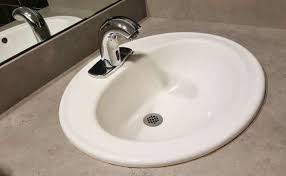 9 Utilisations Etonnantes De L Adoucissant Pour Le Linge Designs De Petite Salle De Bains Comment Deboucher Un Evier Deboucher Evier