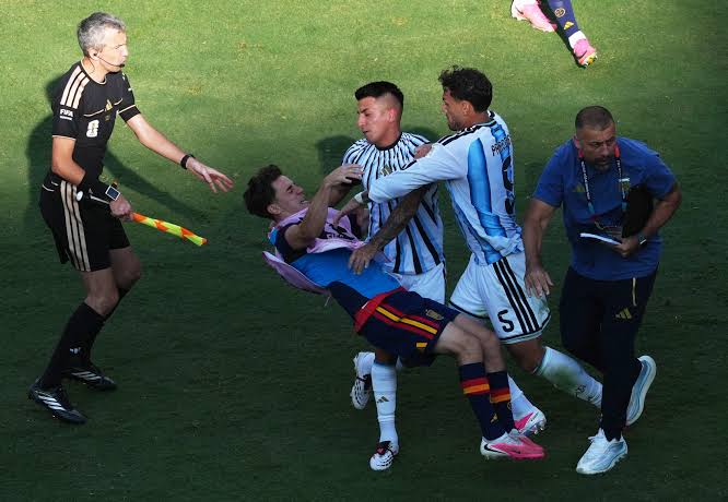 Leandro Paredes not sent off after World Cup final brawl as Fifa opens  investigation | The Independent