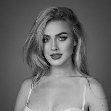 Emma Holzer's Instagram, Twitter & Facebook