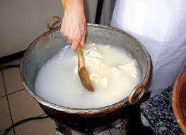 Sciacquate bene la forma di formaggio prima di mangiarla per eliminare il sale in eccesso. Formaggio Fatto In Casa Come Fare Un Formaggio Fresco