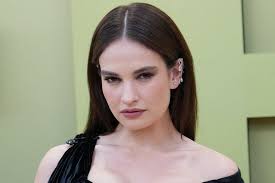 Lily James est magnétique en brune