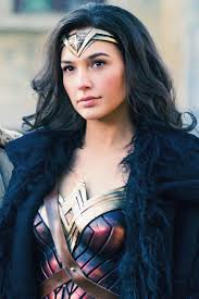 Vóórdat ze wonder woman was, was ze diana (gal gadot) prinses van de amazonen, een getrainde, onoverwinnelijke krijger. Gal Gadot Wonder Woman Wonder Woman Accessories Wonder Woman Movie Gal Gadot Wonder Woman