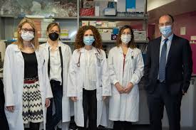 Experts say symptoms of breast cancer can be different for each person, but common symptoms include a lump, thickening or swelling in your breast, breast pain, unusual discharge, and skin changes around your breast. Prognostic Value Of Molecular Classification In Metastatic Breast Cancer Confirmed Eurekalert Science News