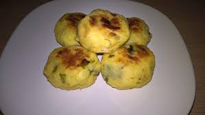 Se formeaza bilute in palma si se pun in tava. Chiftele Cu Cartofi È™i BranzÄƒ La Cuptor