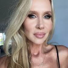 Lisa Duncan's Instagram, Twitter & Facebook