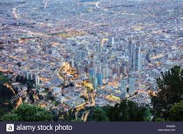 Ortszeit in der stadt bogotá : Kolumbien Bogota Dem Zentralen Geschaftsviertel In Der Hauptstadt In Der Dammerung Stockfotografie Alamy