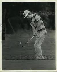 1979 Press Photo University of Houston golfer Ray Barr chips onto the green.