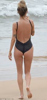 Entertainment/nbcu photo bank via getty images. Kaitlyn Bristowe Models Sexy Swimsuit In Hawaii Daily Mail Online