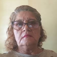 Ángel de mi guarda, dulce compañía, no me desampares ni de noche ni de día;  guíame siempre hacia Jesús