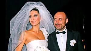 1989'da i̇tü gemi i̇nşaatı ve deniz bilimleri'nden ikinci senesinde ayrılan ergenç, aynı sene girdiği mimar sinan üniversitesi. Halit Ergenc And His Wife Berguzar Korel Youtube