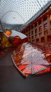 Glass and wood was used as well as a large conference room in the centre of this building. Dz Bank Berlin By Frank Gehry Architektur Coole Architektur Architektur Innenarchitektur