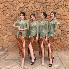 Ini adalah salah satu jenis warna hijau yg memiliki tone lebih gelap, namun jika itulah beberapa warna kebaya yg cocok untuk kulit sawo matang dan bisa dijadikan sebagai inspirasi. 7 Seragam Kebaya Bridesmaid Nuansa Hijau Untuk Kesan Mahal Dan Elegan Cakepnya