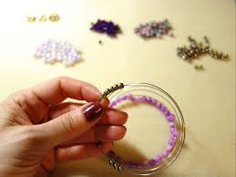 Egal, ob aus leder, aus paracord, gehäkelt gewebt oder geflochten: Diy Perlenarmband In Violett Aus Memory Draht Und Halbedelstein Perlen Selber Machen Perlenkuchen