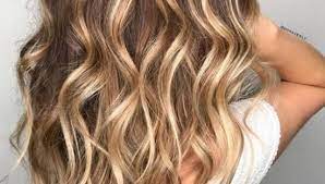 blondierte haare pflegen so vermeidest du sprodes haar haare blondieren haare naturlich aufhellen haare pflegen