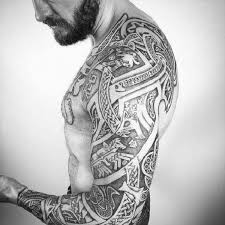 Keltische Motive Krieger Tapfer Kampfer Volltatowiert Ganzkorper Viele Tattoos Manner Bart Keltische Tatowierungen Wikinger Tattoos Keltisches Tattoo