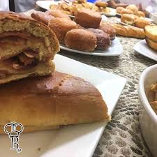 El Venezolano Promedio Consume Pan Durante Todo El Ano Y Desde Estas Fechas Comienzan Los Antojos De Pan De Jamon Una Tradicion Que C Hot Dog Buns Food Dog Bun