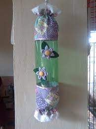 • tinta para tecido camurcyl nas cores marfim, marrom, ocre, branco, verde, vermelho. Arte Festa Puxa Saco De Pet E Tecido Com Aplique De Feltro E Fuxico Garrafa Pet Artesanato Garrafas Decorativas Artesanato De Garrafa