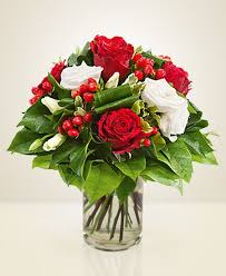 Cosa simboleggia un mazzo di rose rosse e bianche? Bouquet Di Rose Con Consegna A Domicilio Interflora