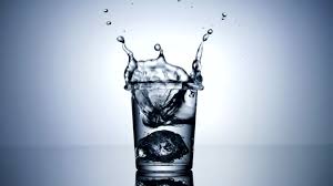 De gais buveurs que leur soif affame. Glacon Tomber Verre Eclaboussure Hd Stock Video 598 840 023 Framepool Stock Footage