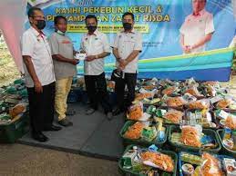 Kajian mendapati pekebun kecil yang menyertai skim bantuan anak benih sawit berkualiti (sbabb) telah mencapai hasil bts tuaian tahun pertama yang tinggi (7.3 tan/ha/tahun) berbanding dengan pekebun kecil yang tidak menyertai sbabb (3.42 tan/ha/tahun) (zulkifli et al., 2013). Bantuan Pekebun Kecil 2017 Kampung Sawah Baru Pengagihan Bantuan Rm 500 Kepada Ke Arah Sektor Pekebun Kecil Yang Berdaya Maju Dank Sak
