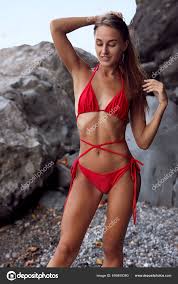 Mulher Bonita Biquíni Elegante Praia — Foto © NewAfrica 606409360