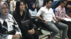 Dalam video tersebut, kriss hatta dan hilda vitria tampak melakukan adegan tersebut kriss hatta terlihat menindih hilda. 5 Fakta Soal Kriss Hatta Yang Pindah Agama Kumparan Com
