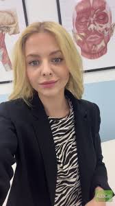 Czy język jest w stanie przesunąć zęby? Masa języka u dorosłego człowieka  to 60-70 gram. Jeśli podczas przełykania język naciska na zęby to NIE  pracuje prawidłowo! Zostaje zachwiana równowaga ...