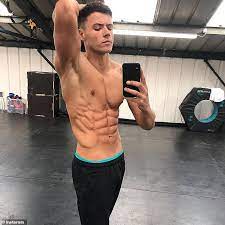 Love Island 2021 Brad Mcclelland Wins The Hearts Of Former Islanders Latest Celebrity News
