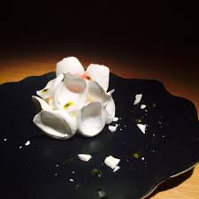 Croustillante A L Exterieur Moelleuse A L Interieur La Pavlova Vanille Passion Http Www Relaischateaux Co Pavlova Dessert Breakfast Dessert Plated Desserts
