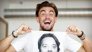 Zo droeg bijvoorbeeld lil kleine een shirt van bas smit. Bas Smit Mega Trots Op T Shirt Actie Rtl Boulevard