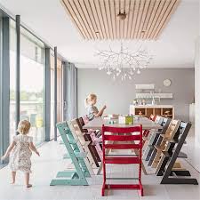 La chaise haute stokke tripp trapp permet d'être assis à la bonne hauteur au fur et à mesure de la la chaise évolutive tripp trapp est à utiliser dès la naissance avec le newborn set, et 9 mois. Chaise Tripp Trapp La Chaise Haute Utilisable A Vie Blog Bebe