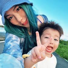 現代小孩敏感、愛計較，是被誰教出來的？】  自己也是媽媽的#KK笑老師觀察到這幾年班上#情緒衝動的小孩比例愈來愈高，很想和大人們討論，這個世界是怎樣把孩子教成了「刺蝟」小孩？  老師也分享自己的孩子在小小事件中也覺得委屈、抱不平，她是如何幫助氣噗噗的孩子找回單純 ...